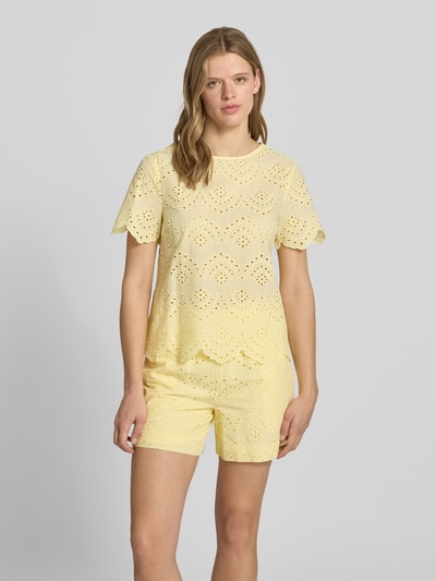 Frauenmodel trägt Regular Fit Blusenshirt aus reiner Baumwolle Modell 'VILDE' von Pieces in Hellgelb, Popeline, unifarben, Ganzkörperansicht von vorne.