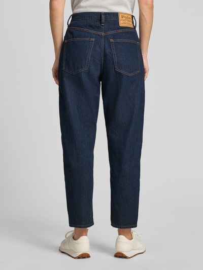 Frauenmodel trägt Tapered Fit Barrel Jeans aus reiner Baumwolle von Polo Ralph Lauren in dunkler Jeans-Optik, Ganzkörperansicht Rückansicht.
