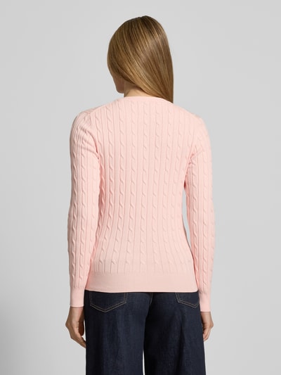 Kobiece modelka nosi Strickpullover mit Zopfmuster und Label-Stitching von Gant, jasnoróżowy sweter, bawełna z elastanem, smukły krój, widok całej sylwetki z tyłu.
