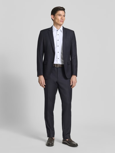 Männermodel trägt Comfort Fit Business-Hemd aus Baumwolle mit Kentkragen von ETERNA, weiß, kombiniert zu Anzug, Ganzkörperansicht von vorne. Reine Baumwolle, kurze Ärmel, Brusttasche, Comfort Fit.