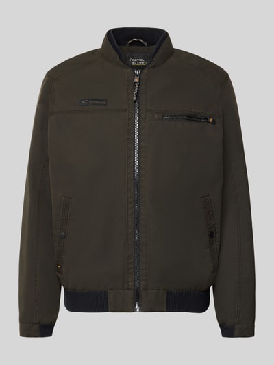 Produktfoto, Blouson mit Stehkragen und Eingrifftaschen von camel active in Dunkelgrün mit Reißverschlüssen und Label-Detail, glatte Struktur