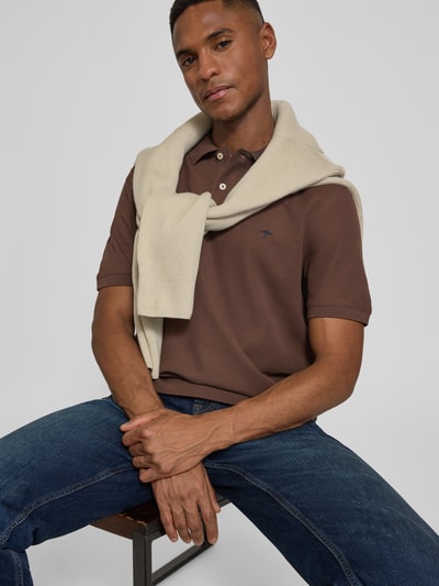 Männermodel trägt Regular Fit Poloshirt mit Logo-Stitching von Fynch-Hatton in Braun, reine Baumwolle, Polokragen, Kurzarm, Nahaufnahme Oberkörper.