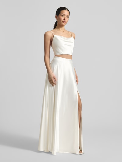 Frauenmodel trägt Maxirock aus Satin mit Reißverschluss von Luxuar in A-Linie, glänzende glatte Textur, cremefarben, Ganzkörperansicht von vorne. Rückenlänge und Brustweite für Größe 36 relevant.