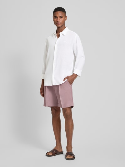 Männermodel trägt Regular Fit Freizeithemd aus Leinen-Lyocell-Mix von CK Calvin Klein, weiß, Optik: Unifarben, Flammgarn, Ganzkörperansicht von vorne.