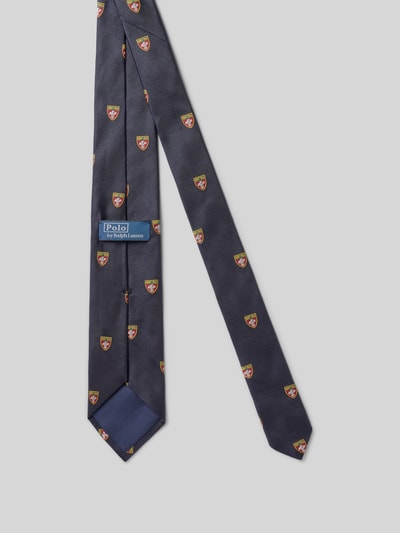 Produktfoto, Krawatte aus reiner Seide von Polo Ralph Lauren in Dunkelblau mit kleinen Wappenmotiven, glatte Textur auf hellem Hintergrund. Herren Krawatte von Polo Ralph Lauren