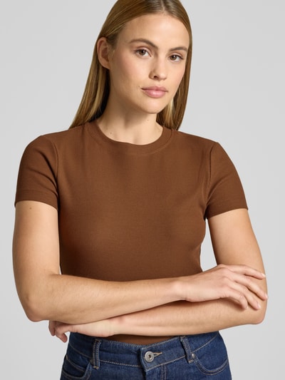 Frauenmodel trägt Slim Fit T-Shirt mit Rundhalsausschnitt Modell 'COSTINA' von Stefanel in Braun, feine Rippenstruktur, Nahaufnahme Oberkörper. Baumwoll-Elasthan-Mix, Rückenlänge Größe S 55 cm.