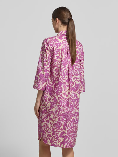 Frauenmodel trägt knielanges Hemdblusenkleid mit Brusttasche von WHITE LABEL aus reiner Baumwolle im Allover-Look mit 3/4-Arm, Ganzkörperansicht Rückansicht