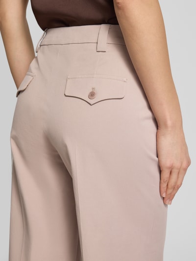 Frauenmodel trägt Slim Fit Hose mit Bügelfalten von Windsor aus Baumwoll-Elasthan-Mix in Beige mit Gesäßtaschen, Nahaufnahme Rückansicht.