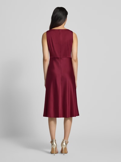 Frauenmodel trägt Cocktailkleid aus Satin mit Raffungen von Adrianna Papell in Dunkelrot, Midilänge, tailliert, Rückansicht, Ganzkörperansicht.