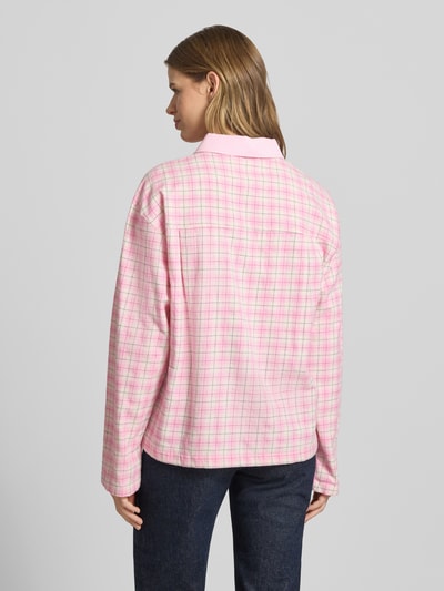 Frauenmodel trägt Oversized Poloshirt mit Label-Detail Modell 'Diana' von OH APRIL in Rosa mit Karomuster, Reine Baumwolle, Longsleeve, Rückenlänge bei Größe S 66 cm, Ganzkörperansicht Rückansicht.