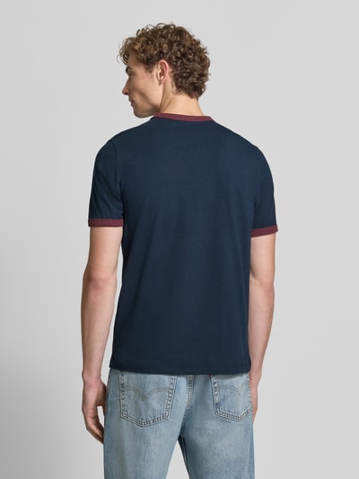 Männermodel trägt Regular Fit T-Shirt aus reiner Baumwolle von MCNEAL, kontrastiver Rundhalsausschnitt, Rückenansicht, Ganzkörperansicht Rückansicht.