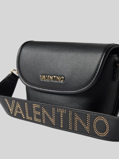 Produktfoto, Umhängetasche mit Label-Schriftzug Modell 'HAIL' von Valentino Bags in Schwarz mit goldfarbenen Details und strukturierter Oberfläche