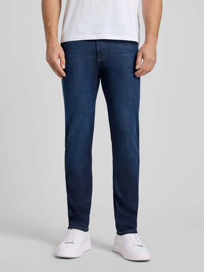 Męski model nosi Regular Fit Jeans mit Eingrifftaschen od bugatti, bawełniany mix ze stretchem, krój regular fit, niebieski denim, Szerokość w rozmiarze 32/32: 44 cm, długość nogawki wewnętrznej: 80 cm, zapięcie na guzik i zamek, widok całej sylwetki z przodu.