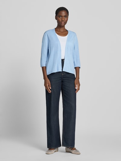 Frauenmodel trägt Regular Fit Bolero aus reiner Baumwolle von s.Oliver RED LABEL in Hellblau, lockere Passform, strukturierte Textur, Ganzkörperansicht von vorne.