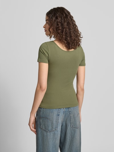 Vrouwenmodel draagt Slim Fit T-Shirt uit katoenmix model 'KITTE' van Pieces, effen, ribstructuur, groen, korte mouw, achterkant, volledige lichaamsweergave