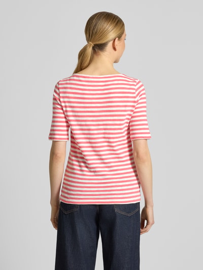 Frauenmodel trägt Regular Fit T-Shirt aus reiner Baumwolle von Tom Tailor, Two Tone Optik, U-Boot-Ausschnitt, kurzarm, Ganzkörperansicht Rückansicht.