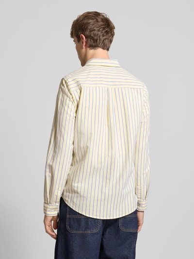 Männermodel trägt Regular Fit Freizeithemd mit Button-Down-Kragen und Stitching von REVIEW, gestreift in Gelb und Blau, reine Baumwolle, Ganzkörperansicht Rückansicht