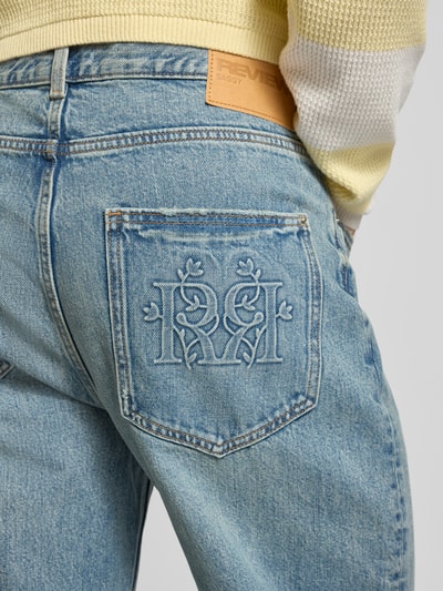 Männermodel trägt Baggy Jeans im Used-Look von REVIEW aus reiner Baumwolle, helle Waschung, Stickerei, Eingrifftaschen, Nahaufnahme Rückansicht.
