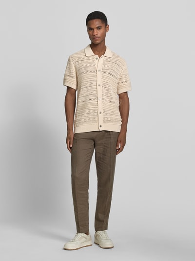 Mannermodel draagt Modern Fit vrijetijdsoverhemd in tricotlook met knoopsluiting van Jack & Jones Premium, beige en bruin, model 'BLUHAMILTON', puur katoen, kentkraag, ruglengte maat M 72 cm, mouwlengte maat M 23 cm, geheelvooraanzicht.