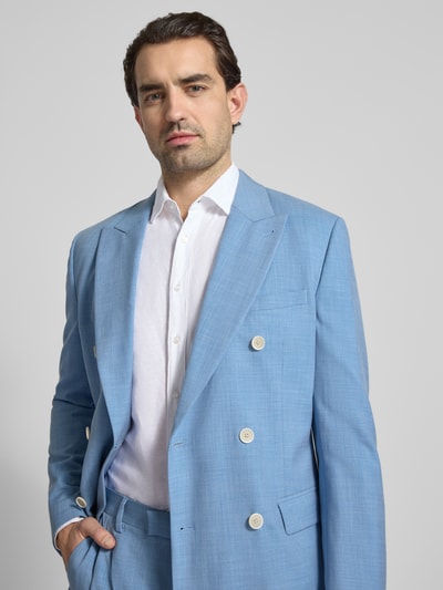 Männermodel trägt Regular Fit Freizeithemd aus Leinen-Mix von Jake*s in Weiß, Struktur leicht sichtbar, Nahaufnahme Oberkörper.