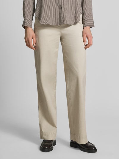 Frauenmodel trägt Regular Fit Hose aus Baumwoll-Mix mit Lyocell-Anteil von Marc O’Polo, Beige, Twill-Optik, Mid Waist, seitliche Taschen, Ganzkörperansicht von vorne.