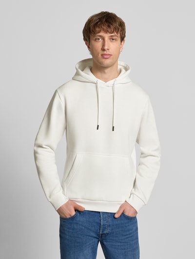 Männermodel trägt Hoodie mit Kapuze Modell 'BRADLEY' von Jack & Jones in Weiß mit Känguru-Tasche, Baumwoll-Mix, Ganzkörperansicht von vorne.