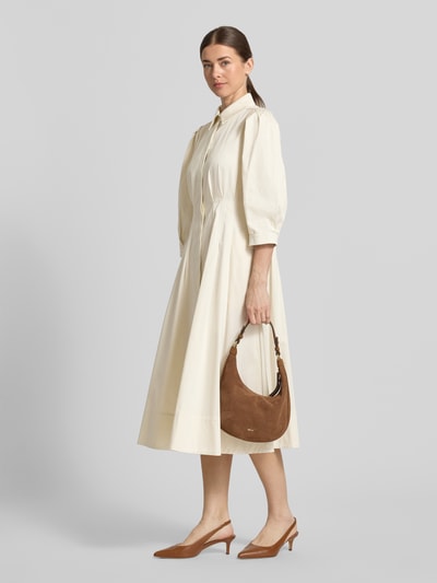 Frauenmodel trägt Cocktailkleid mit verdeckter Knopfleiste und 3/4-Arm von Christian Berg Cocktail aus Satin, taillierter Schnitt, Midikleid, Hemdblusenkragen, Rückenlänge 116 cm, Brustweite 40 cm, Ärmellänge 46 cm, helle Farbe, glatte Textur, Ganzkörperansicht von vorne.
