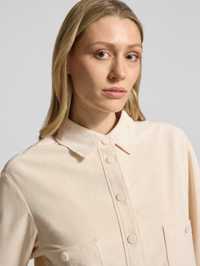 Frauenmodel trägt Boxy Fit Kurzblazer mit 1/2-Arm von s.Oliver BLACK LABEL, Optik: Unifarben, Materialverarbeitung: Samt, Nahaufnahme Oberkörper.