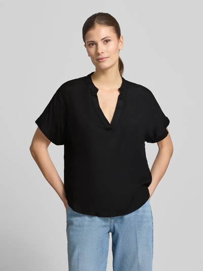 Kobiece modelka nosi Relaxed Fit Blusenshirt aus reiner Viskose Modell 'BEAUTY' von Vero Moda, efekt: jednolity kolor, tunika, dekolt w serek, krótki rękaw z brzegi, wykończenie: zaokrąglony, materiał: wiskoza; widok na górną część ciała z przodu.