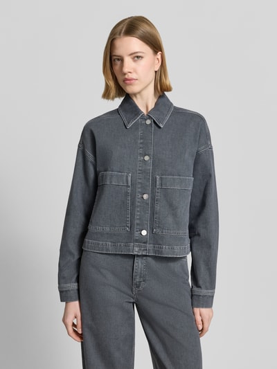 Frauenmodel trägt Boxy Fit Jeansjacke mit aufgesetzten Taschen Modell 'Niandra' von Someday aus Reine Baumwolle, Ganzkörperansicht von vorne. Rückenlänge 48 cm, Schulterbreite 46 cm, Brustweite 47 cm, Ärmellänge 51 cm, Knopfleiste, grauer Denim.