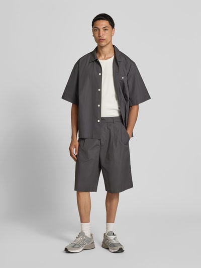Männermodel trägt Straight Fit Bermuda mit Bundfalten von ANNARR, Reine Baumwolle, Knopf- und Reißverschluss, Gesäßtaschen, Ganzkörperansicht von vorne.