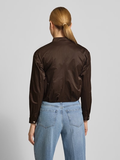 Modelka nosi Cropped Jacke mit Zweiwege-Reißverschluss od monari, brązowa, prosta tekstura, jasnoniebieskie dżinsy, całkowity widok z tyłu, długość tyłu w rozmiarze 36: 49 cm, szerokość ramion w rozmiarze 36: 50 cm, szerokość klatki piersiowej w rozmiarze 36: 44 cm, długość rękawa w rozmiarze 36: 56 cm