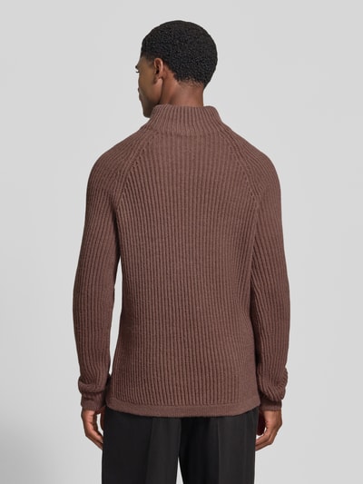 Männermodel trägt Regular Fit Strickpullover mit elastischen Abschlüssen von DRYKORN, braun, grobe Rippenstruktur, Rückenansicht, Material-Mix mit Woll-Anteil.