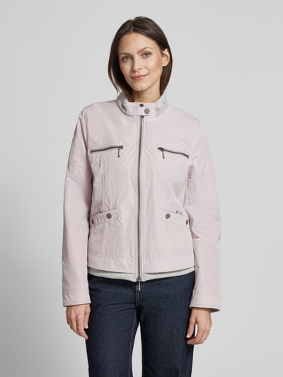 Modelka nosi Jacke mit Zweiwege-Reißverschluss od Amber & June, krój regular fit, jasnoróżowa, ze stójką, kieszenie na piersi i bokach, długość pleców w rozmiarze 36: 56 cm, szerokość ramion w rozmiarze 36: 42 cm, szerokość w rozmiarze 36: 51 cm, długość rękawa w rozmiarze 36: 60 cm, widok całej sylwetki z przodu.