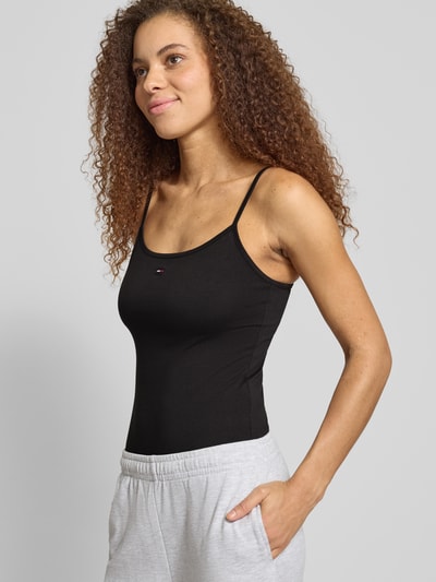 Frauenmodel trägt Regular Fit Trägertop aus Baumwoll-Mix von Tommy Jeans in Optik: Unifarben mit Logo-Stitching, Nahaufnahme Oberkörper.