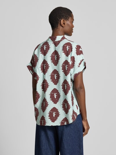 Vrouwenmodel draagt Bluse aus Viskose-Mix mit Ärmelaufschlag van Christian Berg Woman in lichtblauw met bruin patroon, straight fit, tuniekkraag, mouwen met mouwomslag, ruglengte bij maat 36 69 cm, ganzkörperansicht rückansicht.