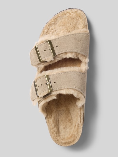 Produktfoto, Slipper mit offener Ferse Modell 'Arizona' von Birkenstock für Damen, beiger Fellbesatz, abgerundete Form, 3 cm Absatz, Logo-Detail