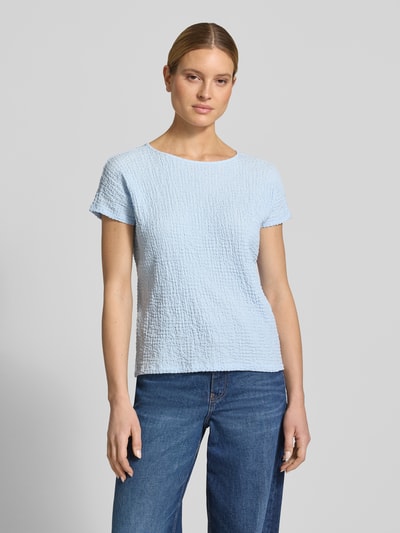 Frauenmodel trägt Relaxed Fit T-Shirt mit Strukturmuster von s.Oliver RED LABEL in Hellblau, Optik: Unifarben, Materialverarbeitung: Crinkle, Passform: Relaxed-Fit, Rundhals, Ärmelform: Kurzarm, Ganzkörperansicht von vorne.