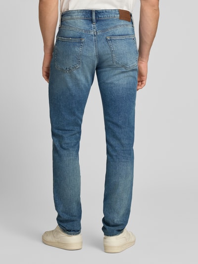 Mężczyznamodel nosi Slim Fit Jeans aus Baumwoll-Mix Modell 'SCANTON SLIM' von Tommy Jeans, stylizowana na denim, krój slim fit, wyhaftowane logo, zapięcie na guzik i zamek błyskawiczny, 5 kieszeni, mieszanka bawełny, Ganzkörperansicht Rückansicht.