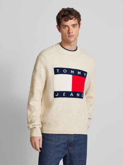 Tommy Jeans Sweter z dzianiny o kroju regular fit z wyhaftowanym logo Beżowy 4