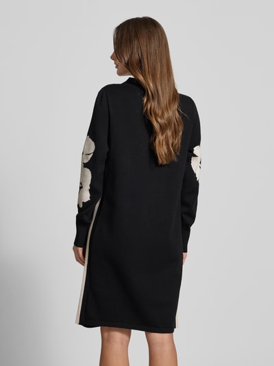 Vrouwenmodel draagt Relaxed Fit Jurk uit viscosemix in tricotlook van Betty Barclay, gebloemd, knielengte, opstaande kraag, rugaanzicht.