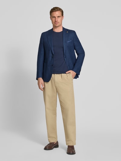 Männermodel trägt Regular Fit Sakko aus Leinen-Mix Modell 'Tebbo' von Carl Gross, dunkelblau, Reverskragen, Ganzkörperansicht von vorne.
