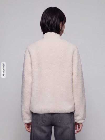Vrouwenmodel draagt Regular Fit sweatjack van teddybont van Jake*s Casual in licht beige, effen structuur, Ganzkörperansicht Rückansicht, KI-modifiziertes Bild.