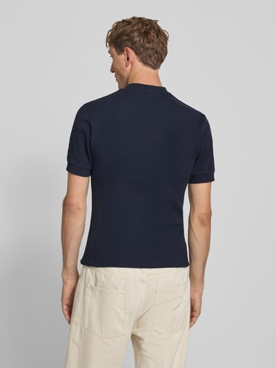 Męski model nosi Slim Fit T-Shirt mit Label-Stitching von PROHIBITED, mieszanka bawełny i elastanu, efekt prążkowania, okrągły dekolt, długość tyłu w rozmiarze M: 64 cm, krój slim fit, granatowy, gładka faktura. Ganzkörperansicht Rückansicht.
