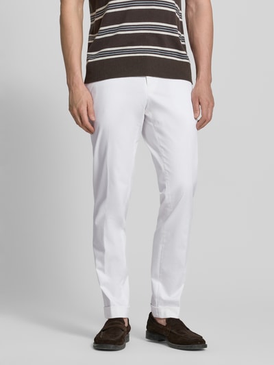 Mannenmodel draagt Slim Fit Hose aus Baumwoll-Mix Modell 'H-GENIUS' van BOSS in effen wit twill met knoopsluiting en schuine steekzakken, detailopname onderlichaam.