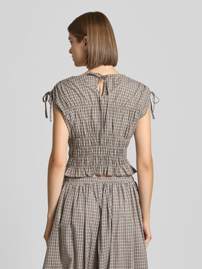 Frauenmodel trägt Slim Fit Bluse aus reiner Baumwolle Modell 'SHERBET' von DAISY STREET mit Smok-Detail, kariertes Muster in Braun- und Beigetönen, kurzärmeliges Design, Rückenlänge 39 cm bei Größe S, Ganzkörperansicht Rückansicht.