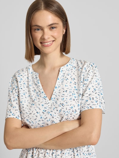 Frauenmodel trägt Tailliertes Sommerkleid aus reiner Viskose Modell 'ZALLY LIFE' von Only mit Optik: Allover-Muster, V-Ausschnitt, Kurzarm, Material: reine Viskose, Mini-Länge, Nahaufnahme Oberkörper.