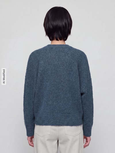 Männermodel trägt Oversized Pullover mit Woll-Anteil Modell 'BOOM' von VERO MODA, Damen Pullover, niebieski, tekstura miękka, Ganzkörperansicht Rückansicht, KI-modifiziertes Bild