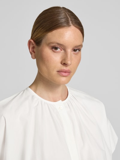 Frauenmodel trägt Regular Fit Bluse aus reiner Baumwolle von Weekend Max Mara, unifarben, Mao-Kragen, Nahaufnahme Oberkörper.