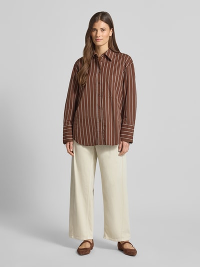 Frauenmodel trägt Wide Leg Jeans im 5-Pocket-Design Modell 'ORIA' von Cambio aus Baumwoll-Mix mit Stretch-Anteil, verkürzte Passform, Knopf- und Reißverschluss, Frontansicht Ganzkörperansicht.